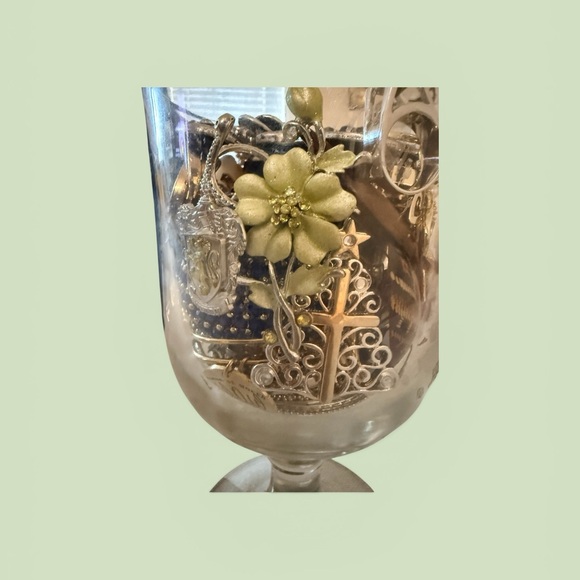 JEWELRY in jar all in excellent wearable condition
Brooch
Necklace
Rings - Picture 6 of 10